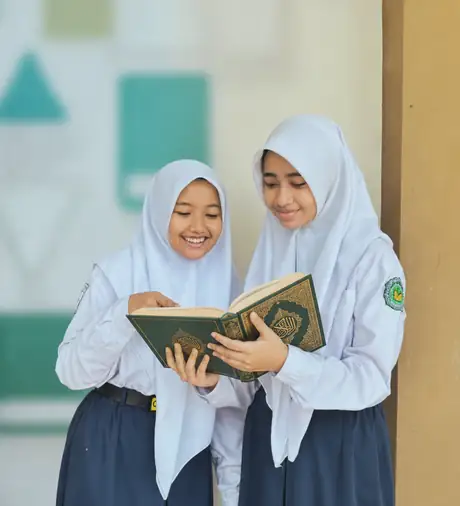 Siswi membaca buku